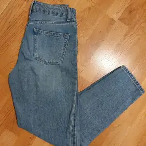 Blåa mom jeans från Topshop. Köpta på Sellpy men passade inte mig alls eftersom det är amerikanska storlekar. Bra kvalité och inga synliga fläckar. Står 26/32 och skulle tippa på att det är XS-S