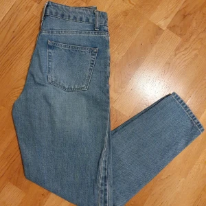 Mom jeans - Blåa mom jeans från Topshop. Köpta på Sellpy men passade inte mig alls eftersom det är amerikanska storlekar. Bra kvalité och inga synliga fläckar. Står 26/32 och skulle tippa på att det är XS-S