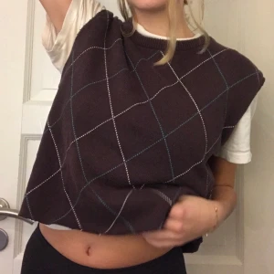 Brun stickad väst - En brun stickad väst köpt second hand. Använd en gång! Jättesnygg till hösten! 🥰 startpris 100kr