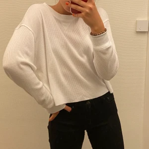 Vit stickad - Jättenajs vit stickad tröja från i storlek XS men passar även mig som är S! Bra basplagg att ha i garderoben då den passar till allt🤩