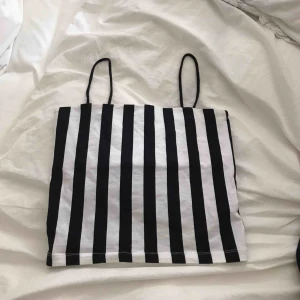  - Kort linne från Gina i storlek S, använd ett par gånger men i bra skick. Frakt tillkommer! :)