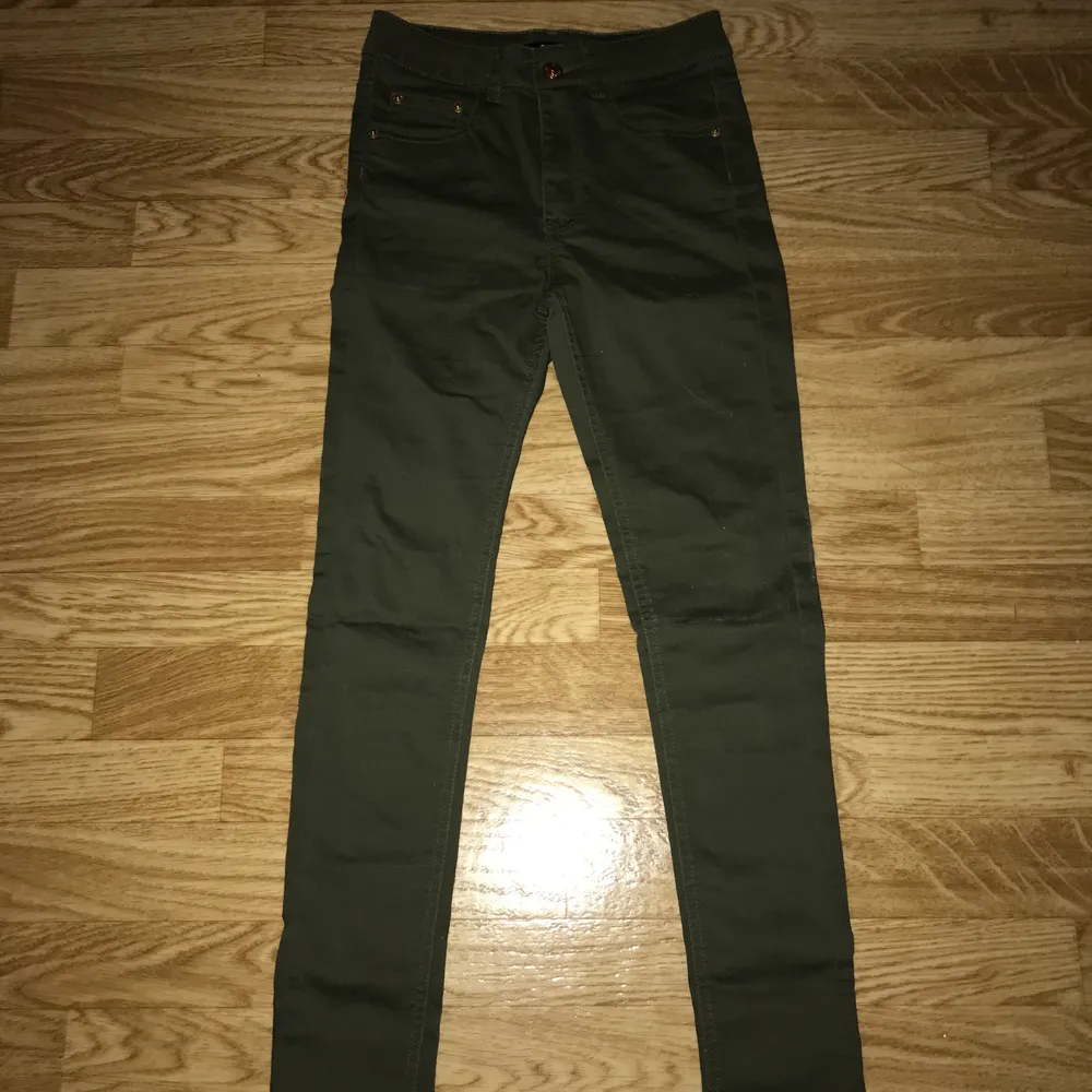 Mörk gröna jeans från bik bok. Använda vid ett tillfälle🥰. Jeans & Byxor.