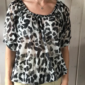 Blus ginatricot - Blus i fintskick & en bra passform. Passar snyggt både till kjol och till Jeans! Sparsamt använd. 60 kr + frakt.