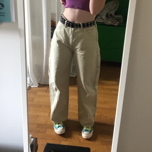 Weekday x Lee Jeans - Älskar dom verkligen men färgen passar inte riktigt min stil längre. Är menade att vara lågmidjade men går att använda skärp för önskad look. Frakt ingår inte i priset 🤭