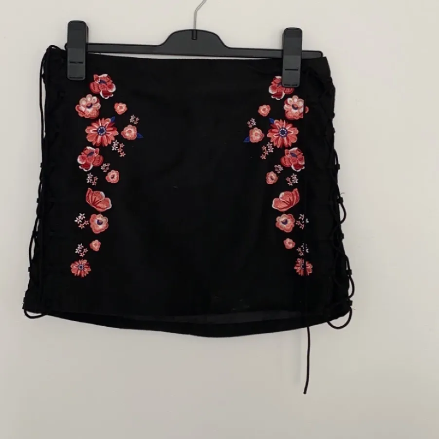 Svart kjol från h&m med blommiga detaljer. Kan sänka priset vid köp av flera plagg . Kjolar.