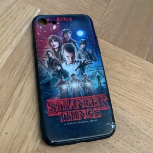 Stranger things mobilskal - Mobilskal från Netflix serien stranger things säsong 1. Nästan helt oanvänt för iPhone 6,7,8.                                                 Köparen står för eventuell frakt. 