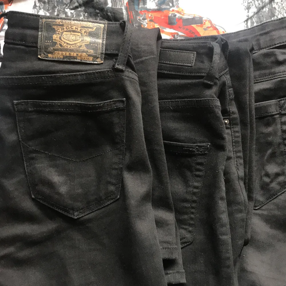 Säljer olika jeans bla bootcut jeans, skinny jeans, mom jenas. Märken som crocker, Gina tricot, pieces, only, priser varierar på byxorna storlekar mellan 32/34/36 xs/s. Jeans & Byxor.
