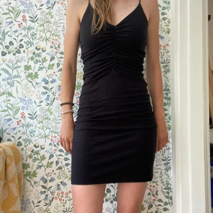 Filippa K klänning  - En tight partyklänning från Filippa K. Skön att bära då materialet är stretchigt. Finns ett litet hål precis under sömnen se bild 3. Lätt att ordna men synd inte märkbart. Väldigt snygg, men mina partydagar är över. Bra skick