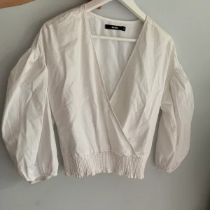 Vit söt topp - Vit topp med puffiga axlar från Bikbok. Sälja pga den inte faller som jag önskar på mig. Använd 1 gång. Storlek M 50kr +frakt 💕