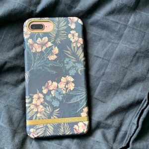 Mobilskal  - Mobilskal från richmond & finch som passar till iPhone 7 och 8 plus. Skalet är i fint skick, frakten är gratis. Köpt för 349kr⚡️💞💫
