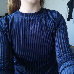 Tröja bikbok  - Jättefin långärmad tröja med typ sammetsdetaljer. Den är storlek s men passar också en XS. Köparen står för frakt 