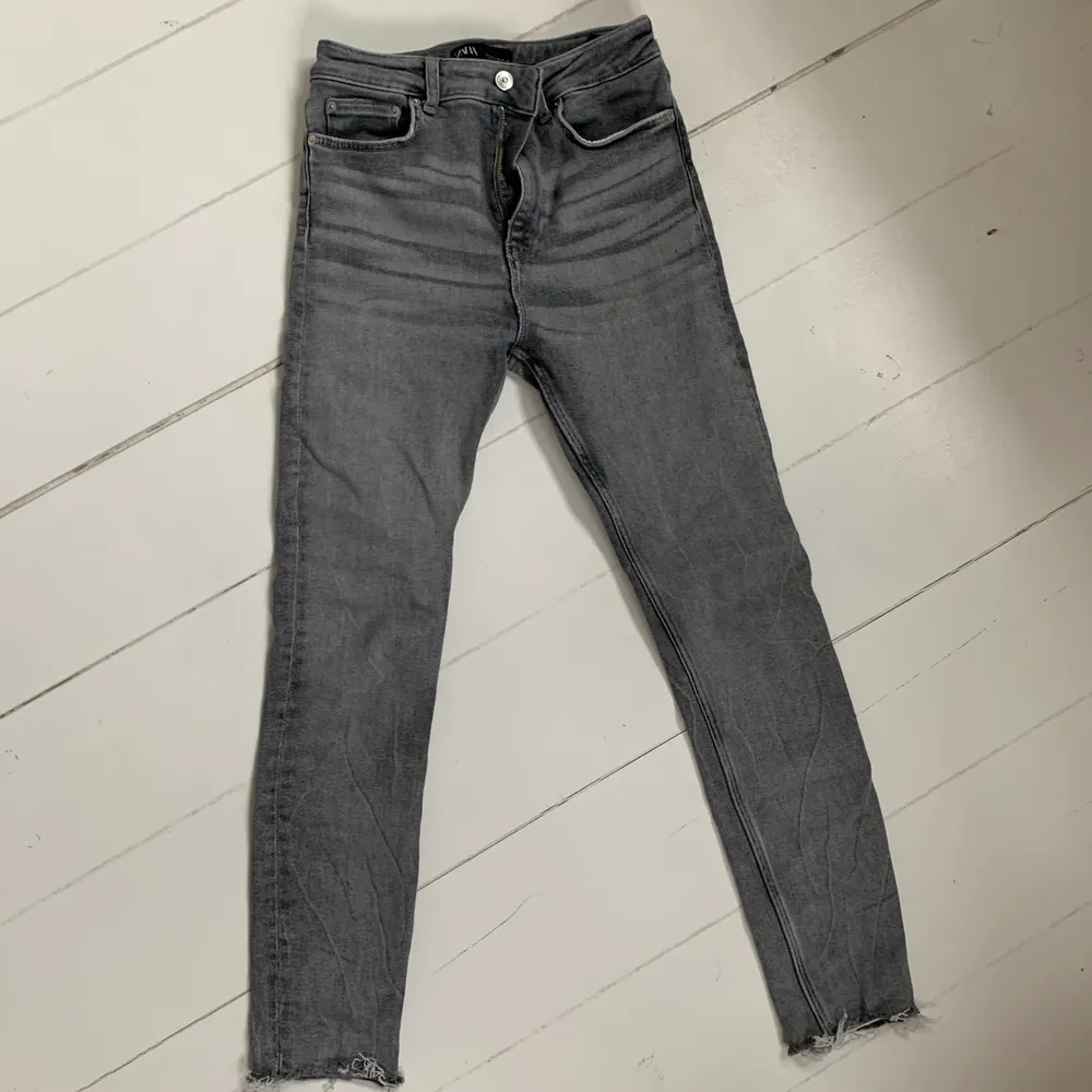 Säljer nu dessa otroligt fina zara jeansen som är i  fantastiskt skick då de knappt använts. Första bilden återspeglar bäst färgen i verkligheten. De är i storlek 38 men skulle säga att de är mer av en 34 eller 36:a. Jeans & Byxor.