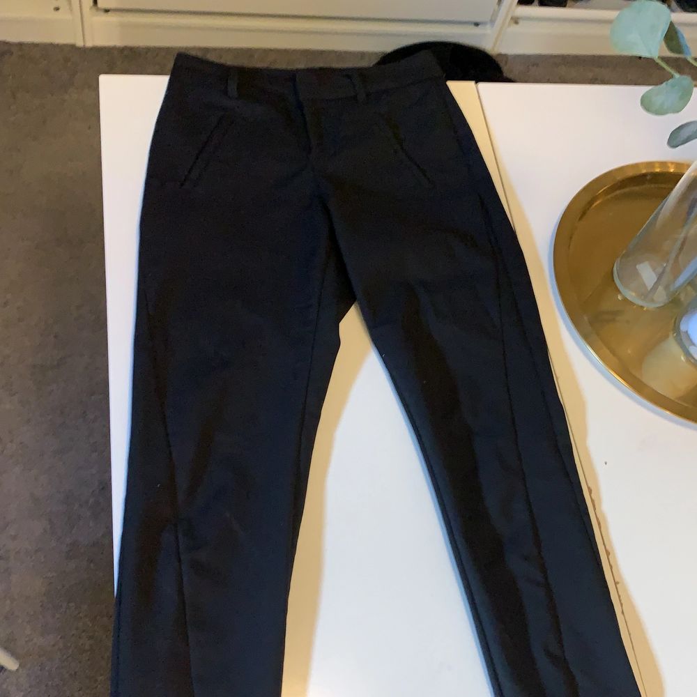 Ett par extremt sköna svarat kostymbyxor från Vero Moda, säljer pågrund av att jag har 2 st. +frakt xxs/ 32. Jeans & Byxor.