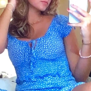 Sötaste miniklänningen - Perfekta sommarklänningen i ett tunnt luftigt material! Axlarna går att ha både off shoulder och vanligt! Vet tyvärr inte var den är ifrån då jag fått den i present. Frakt tillkommer <3