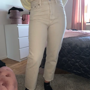 Zara jeans - Ett par skitsnygga beigea jeans från Zara! Älskar dessa byxor, perfekt färg och passform. Visas på min kompis som vanligvis är en strl 38. Köpt förra sommaren men säljs pga för små. Köparen står för frakten också. 