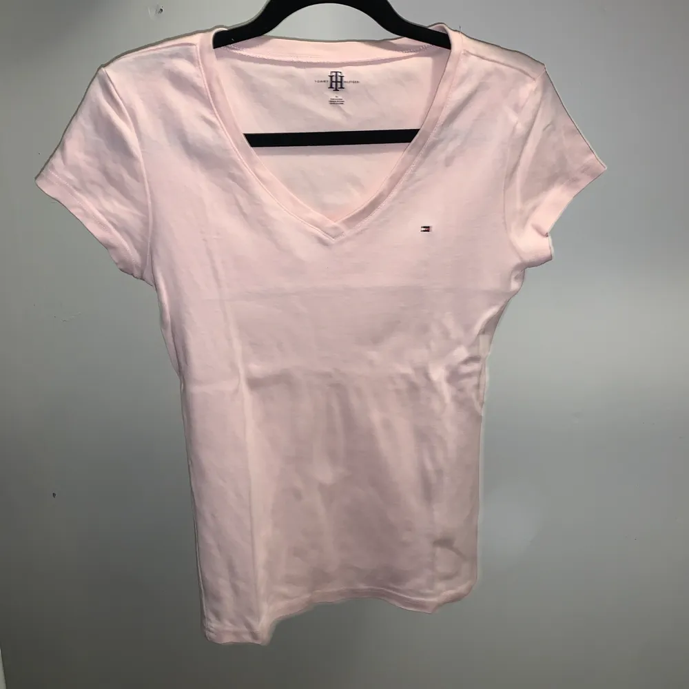 Figursydd rosa t-shirt i storlek M, men pga att den är figursydd skulle jag säga att den är mindre i storleken om man inte vill att den sitter åt🌺. T-shirts.