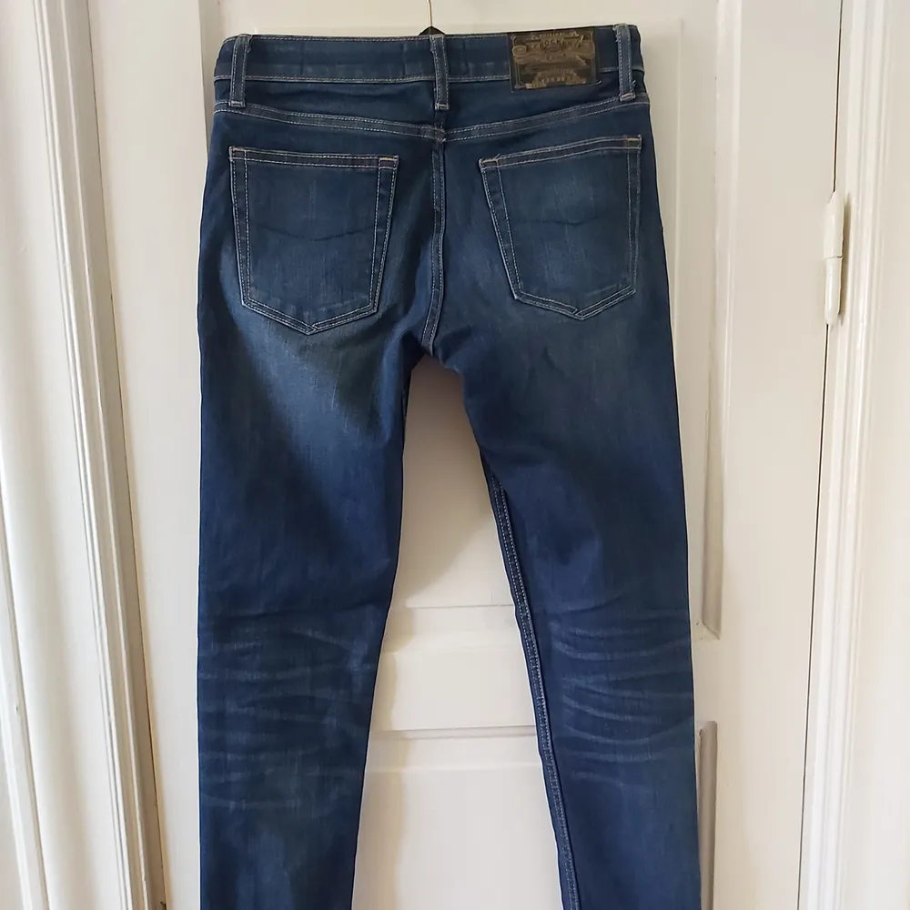 Mörkare blå tighta jeans från Crocker. Storlek 27/34 men skulle säga 27/32, går ner till anklarna på mig som brukar ha 32 i längd på jeans. Sköna och högmidjade. Har för många jeans så säljer dessa. Sparsamt använda så är i fint skick.. Jeans & Byxor.