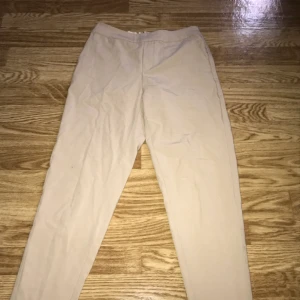 Beiga byxor  - Beiga byxor från märket OBJECT. Änvända vid ett enstaka tillfälle.