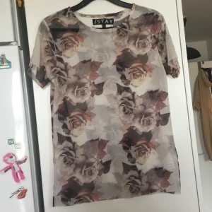 Meshtröja stl s - Stor i storleken. Vit tröja med rosor på i mesh. 