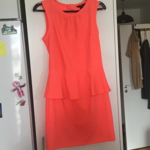 Laxrosa klänning stl 36 - Oanvänd klänning. Passar perfekt till en fin sommarfest. Liten kjol runt midjan, figurnära. Dragkedja bak.