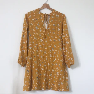 Blommig klänning - Drömmig sommarklänning i fint mönster! Är en 34 men passar även 36. Använd en gång så i nyskick. Ink frakt. Kan användas på två olika sätt