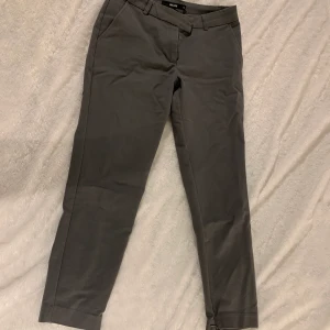 Grå kostymbyxa  - Jättefina gråa kostymbyxor storlek xs från bikbok, kort modell! 50kr + frakt