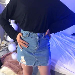 Jeanskjol - Skitsnygg ljusblå jeanskjol med slitningar. Den är för liten för mig därav säljs den. Använd å tvättad endast en gång. Storlek S, kom privat för mer bilder. Köparen står för frakt🌺