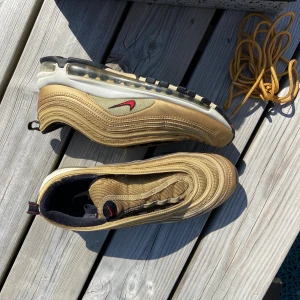 Air Max 97 reflective - Tja, säljer dessa 97s i gott skick! Inga defekter förutom slitage som börjat på insidan (kan skicka bild). Storlek 41, sitter som en 39-40. Har ingen kartong eller så, bara skorna :) Möts i Sthlm eller fraktar mot kostnad. Svarar gärna på frågor!