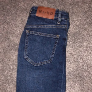 Jeans - Säljer ett par helt oanvända jeans från nakd.Beställde dom online sen när ja fick hem dom passade dom inte så kan tyvärr inte visa bild på men jätte fina jeans som passar 32,34/XSS & XS
