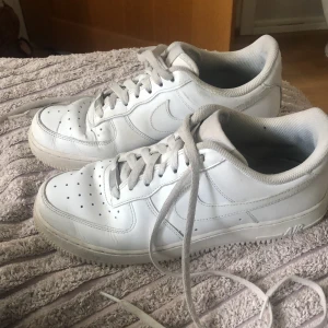 Nike Air Force 1 strl 40 - Nike Af1 i storlek 40 men mer som 39 som inte användts speciellt mycket men som tyvärr blivit lite ”veckade” där fram och har något märke på innersidorna men som inte syns speciellt mycket. Högsta bud just nu är 430kr😊