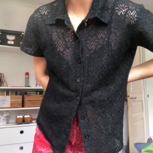 Svart blus - Svart blus i vackert mönster. Köpt på second hand i Köpenhamn. Betalning sker via swish🖤 (frakt 44kr)