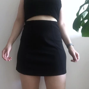 Svart kjol Bikbok - Storlek XS, men stretchig. Som referens är jag på bilden 36:a i midjan och har 40 nedtill. Lite noppig, se sista bilden. Avhämtning Hägersten eller +42 för frakt