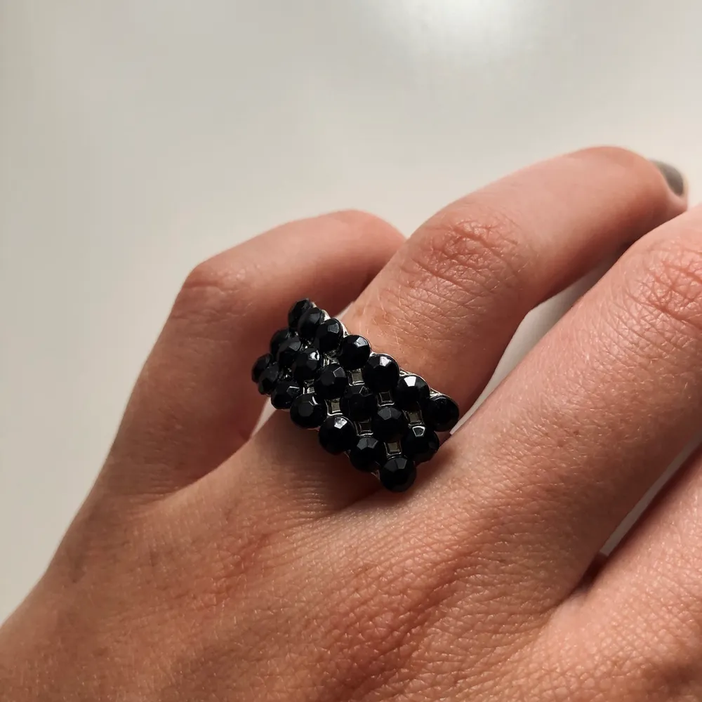 Matchande halsband och ring. Snygga svarta stenar. Halsbandet hänger ca 20-27 cm. Ringen är justerbar. Pris för båda: 80 kr🌟 Separat kostar de 50 kr st🌟 Köparen står för frakt (11 kr).. Accessoarer.