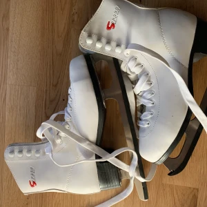Skridskor  - Vita skridskor ,helt nya,  använt 1 gång !