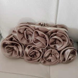 väska i nyskick - liten väska i nyskick. finns i beige och svart färg, aldrig använda 80 kr/st +frakt, eller 2 för 120+frakt 