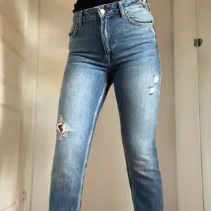 Säljer ett par mjukare jeans som aldrig är använda!  De är i en ”mom-jeans modell” Med lite slitningar🤍