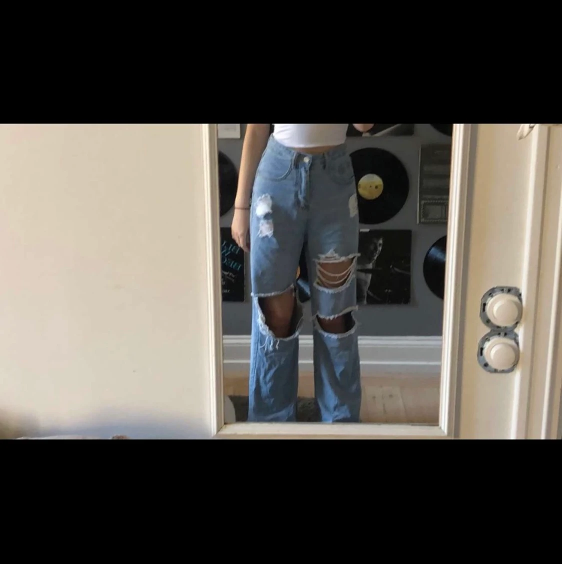 Ljusblå håliga jeans vida