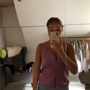 Lila linne  - Säljer detta superfina linne med knappar  från bikbok nästan helt nytt! 💜💜