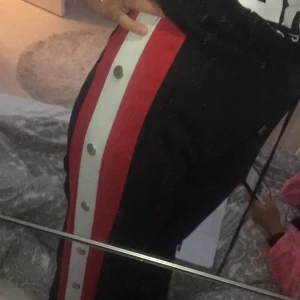 Fina byxor - Ett par väldigt fina byxor från Brave soul, byxorna är i stl S men passar mig (xs). Knapparna på sidan går att knäppa upp. 