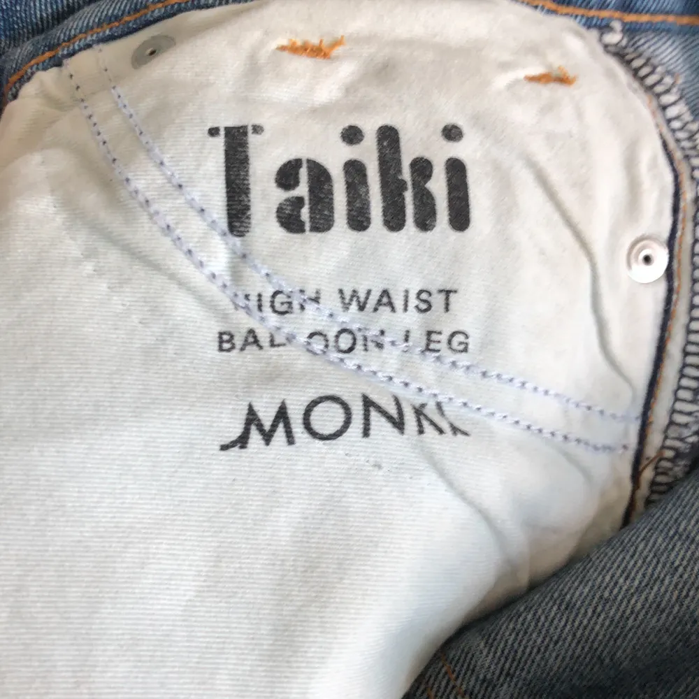 Ljusa jeans från Monki i strl 25, modell Taiki high waist balloon leg. Säljs pga för små. Köparen står för frakten. . Jeans & Byxor.