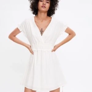 Vit sommarklänning - Säljer nu min fina studentklänning som dessvärre aldrig kom till användning, utan den är enbart provad! Frakt: 66 kronor. Klänningen är i M men sitter mer som en S