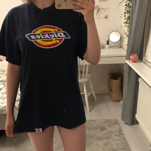Dickies tröja - Marinblå dickies tröja köpt på second hand i väldigt fint skick. Säljs då den inte kommer till användning längre. Storlek står inte men skulle säga att den är XL. Säljs för 150kr +frakt, priset går att diskutera vid snabb affär 🥰