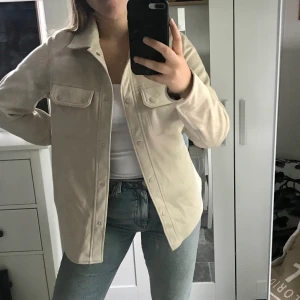 Jacka från Primark storlek M  - Fin jacka som aldrig kommit till användning. Kan antingen användas som öppen, knäppt med knappar eller knuten med band i midjan 🌼