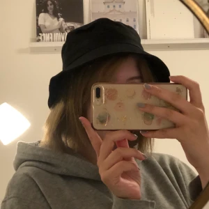 Svart buckethat  - Svart buckethat. Säljer då den inte kommit till användning. Helt ny. Säljer för 80kr inkl frakt <3