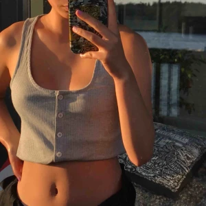  - Ett helt nytt superfint linne😅 i storlek M men skulle passa en storlek S bra😇 på bilden är den uppvikt! Frakt tillkommer😊