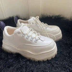 Eytys Angel Patent - vita - Eytys Angel Patent i storlek 37. Använda cirka 3 gånger och är i väldigt fint skick! Frakt tillkommer. Nypris 2400 kronor.