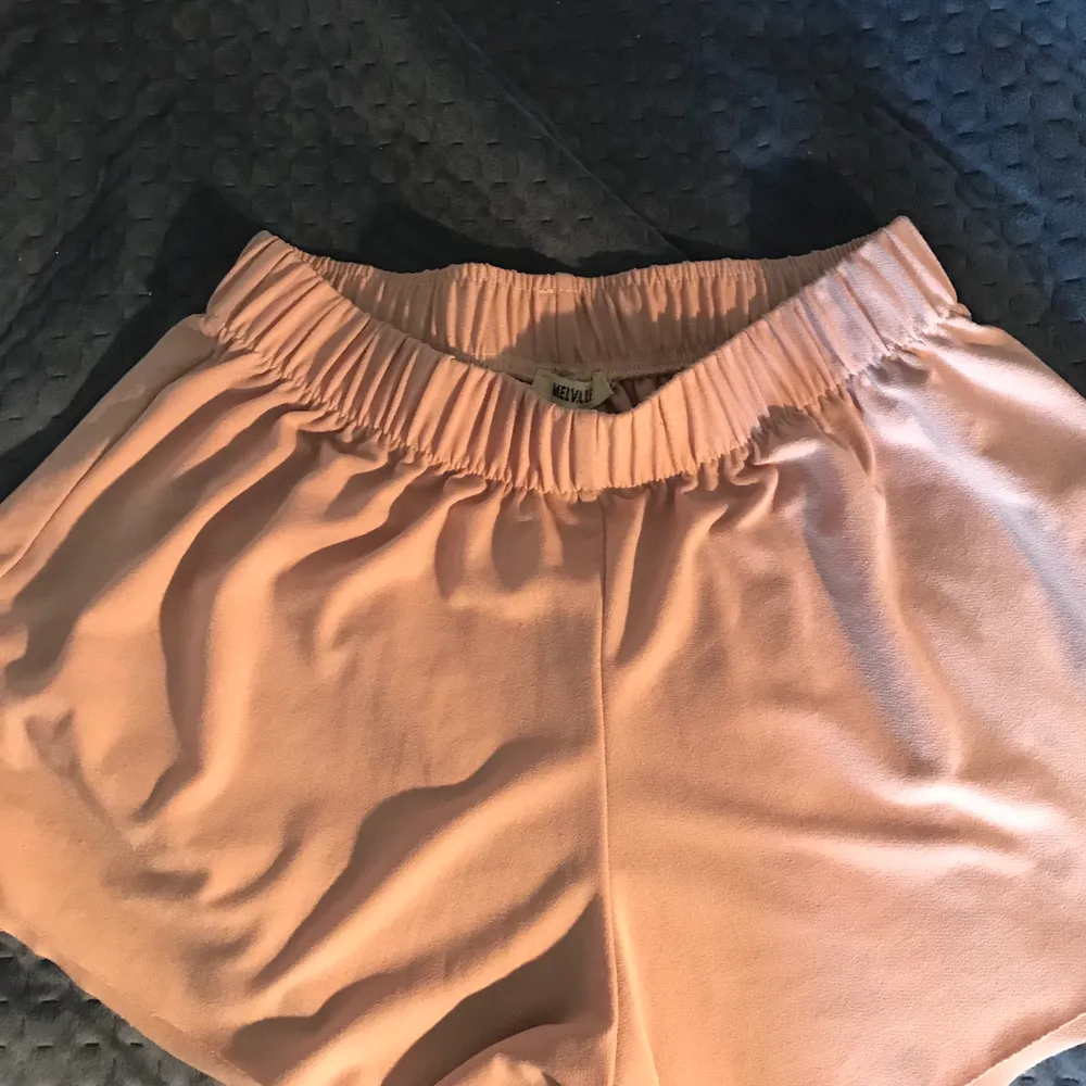 Söta rosa shorts köpta från Brandy Melville. Superhärliga och luftiga och passar därför perfekt till sommaren! Säljee då de inte kommer till användning. Strl XS-S. Shorts.