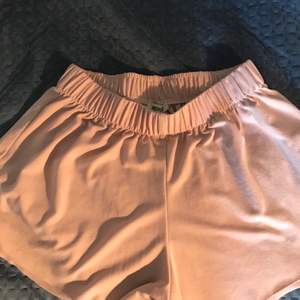 Söta rosa shorts köpta från Brandy Melville. Superhärliga och luftiga och passar därför perfekt till sommaren! Säljee då de inte kommer till användning. Strl XS-S
