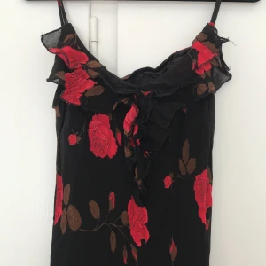 Vintage klänning - Fantastisk vintageklänning i Y2K-stil. Går ner till strax under knät på mig som är 165, men är nog fin oavsett längd då den formar sig fint på kroppen. Passar 34-36. Frakt inkluderat i priset, ingen idé att pruta. 