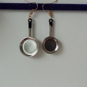 mini pan earrings - handmade mini pan earrings :) 🍳🍄.                                                   DM if you are interested, DM om du är intresserad 💌
